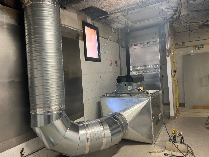 Installation de hotte de cuisine professionnelle à Fréjus dans le Var 83