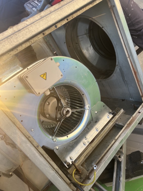 Changement moteur escargot, Tourelle d’extraction en toiture ou moteur caisson pour hotte aspirante professionnelle à Toulon, Fréjus/ St Raphaël et dans le var 83