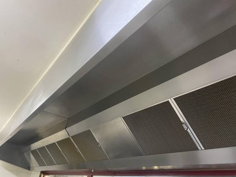 Entretien et dégraissage d’une hotte de cuisine professionnelle à Marseille Vieux Port